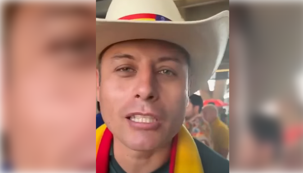 Hincha increpa al vicepresidente Edmand Lara por su presencia en México