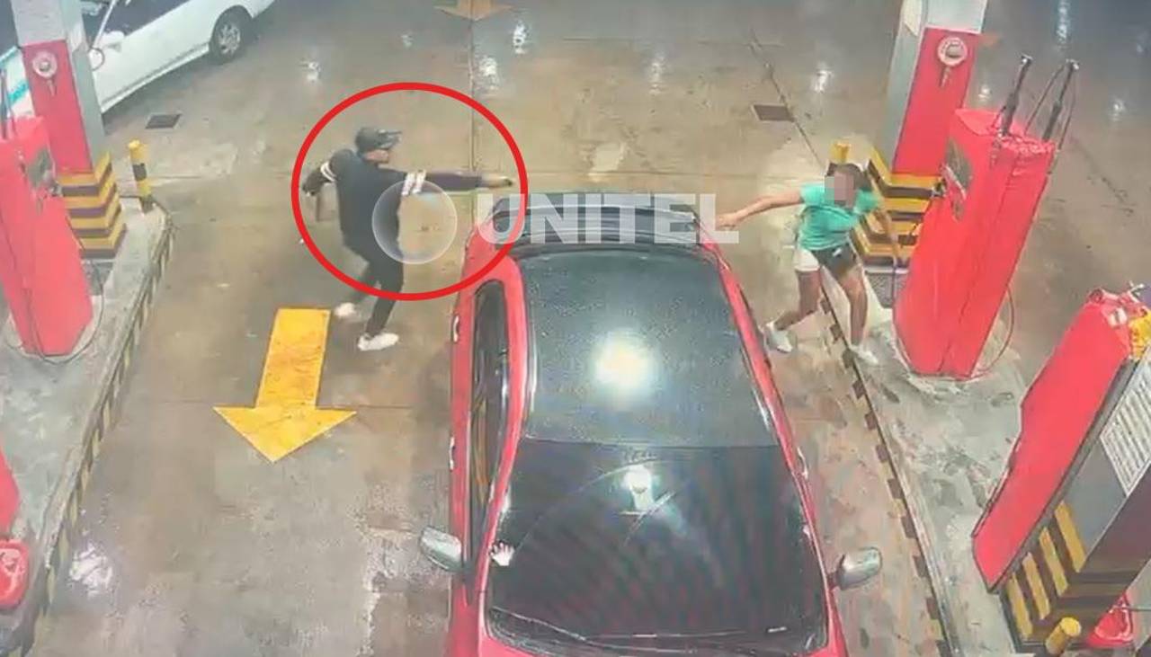 Cámaras captaron el momento en el que atracador apunta con un arma a trabajadora de un surtidor de Santa Cruz