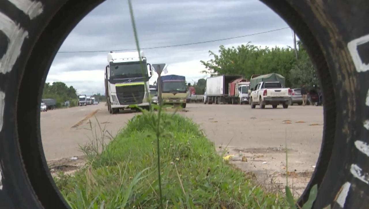 Pese al Estado de excepción, evistas mantienen el bloqueo en Ichilo y cierran la ruta nueva Cochabamba – Santa Cruz