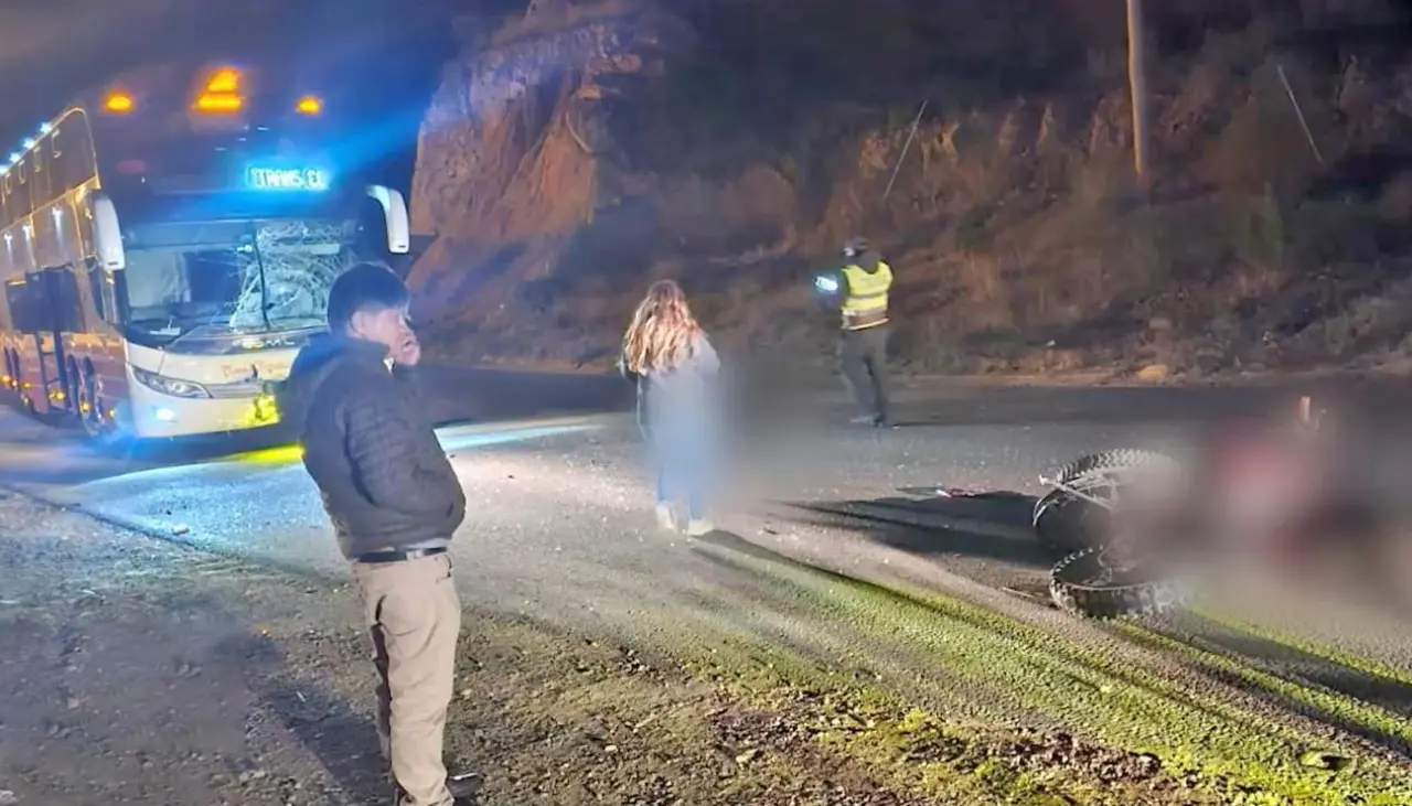 Dos personas que iban en moto mueren al chocar de frente contra un bus 