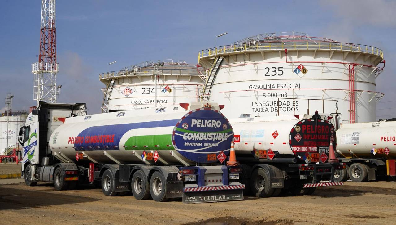 Más de 1.000 cisternas con combustibles están varados en diferentes bloqueos, según YPFB