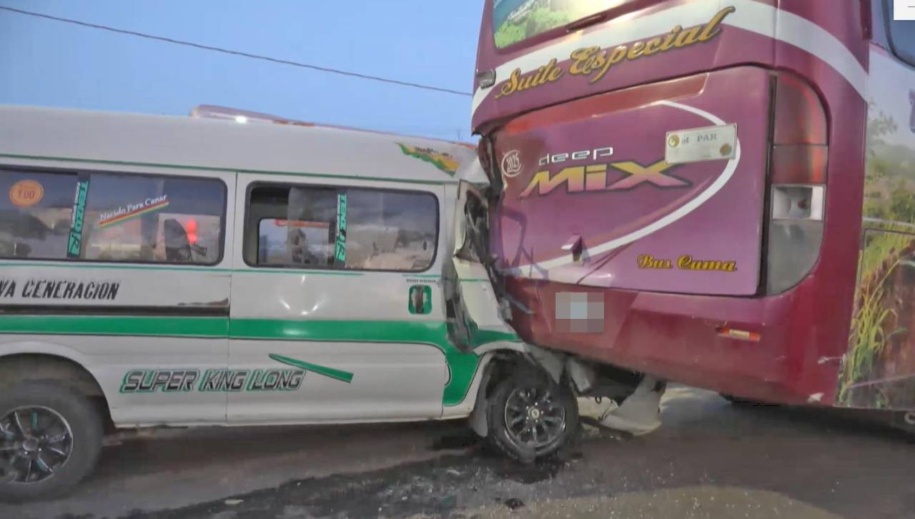 En un día, dos vehículos chocan con motorizados que hacen fila por diésel; hay conductores heridos