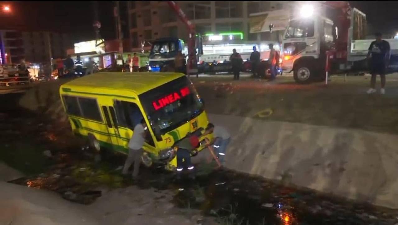 Un micro cae a un canal de drenaje en la avenida Virgen de Luján y el conductor se da a la fuga