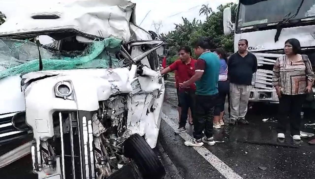 Presumen exceso de velocidad e invasión de carril en el choque entre un camión y un minibús que dejó un fallecido y 9 heridos