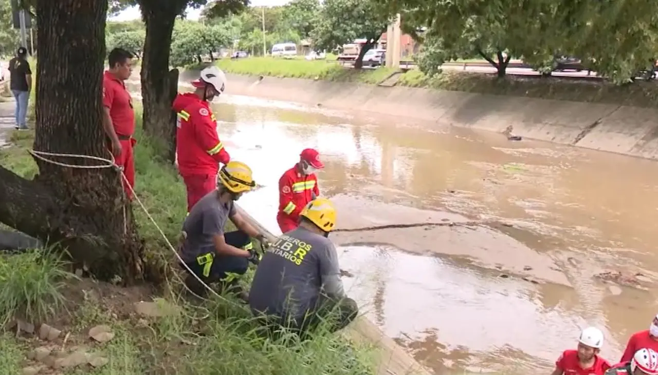 Hallan a un hombre muerto en un canal de drenaje en Santa Cruz