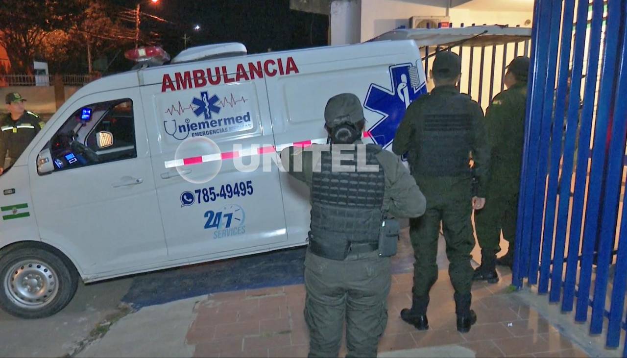 Denuncian que vehículos siguieron a la ambulancia que trasladaba a uno de los heridos de la balacera en Santa Cruz