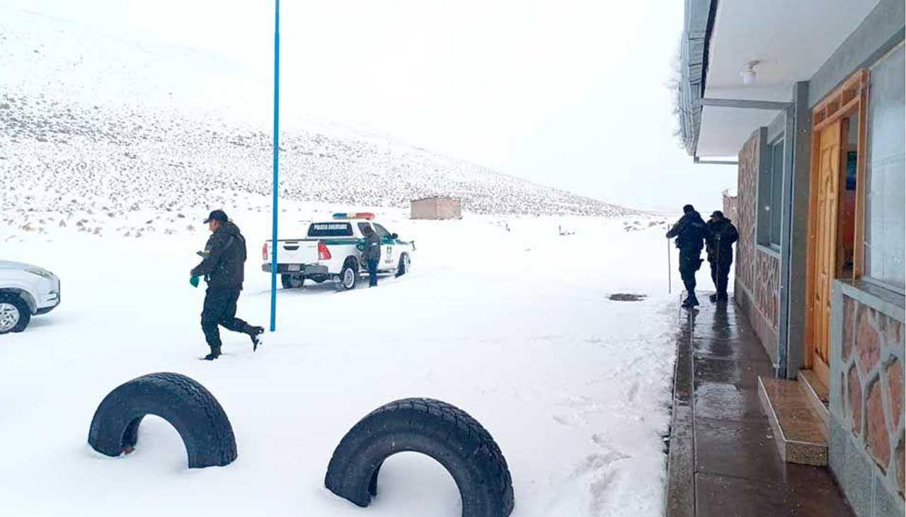 Nevada implacable: Turistas quedan atrapados en Laguna Colorada y la Policía activa operativo