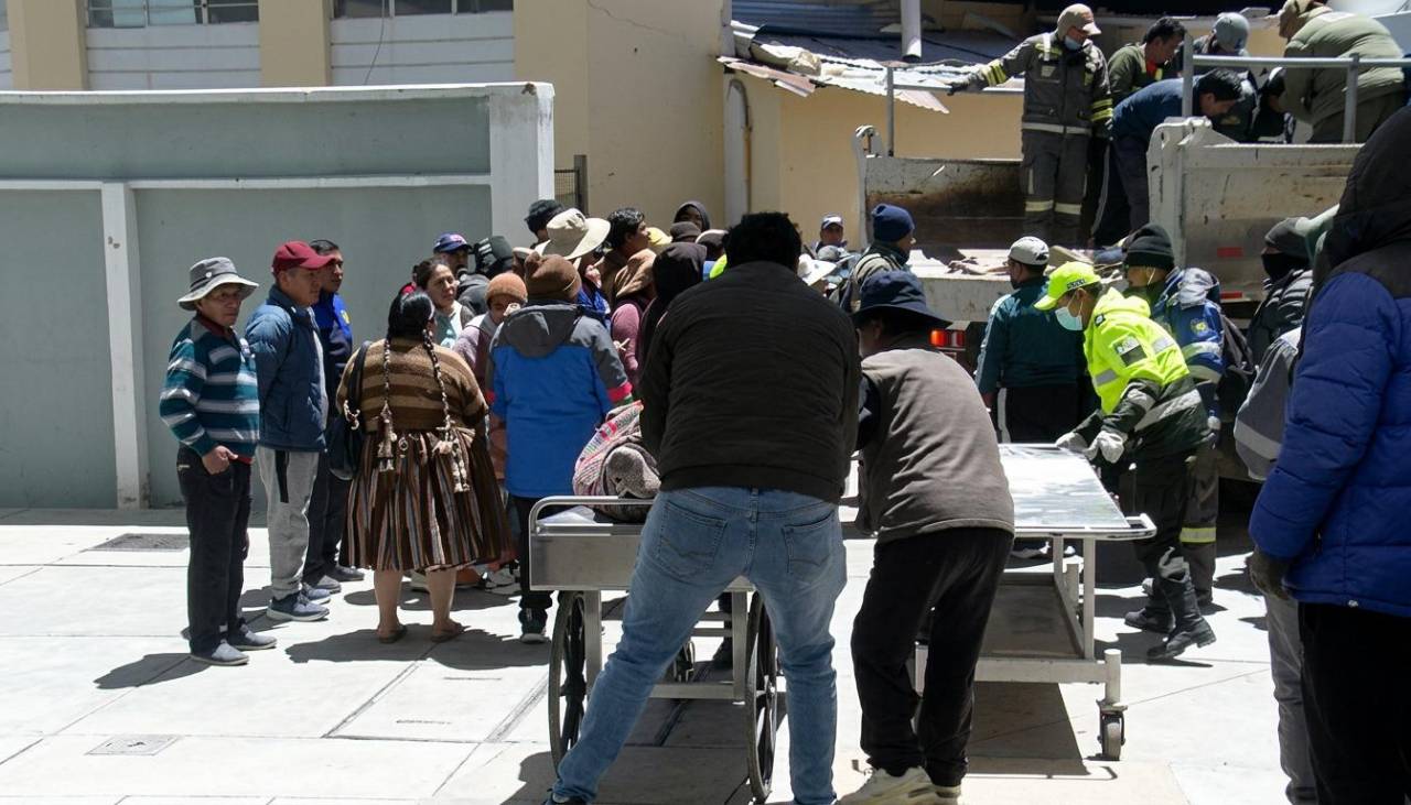 Tragedia en los Yungas: Sube a 10 la cifra de muertos por el embarrancamiento de un minibús, reporta la Policía