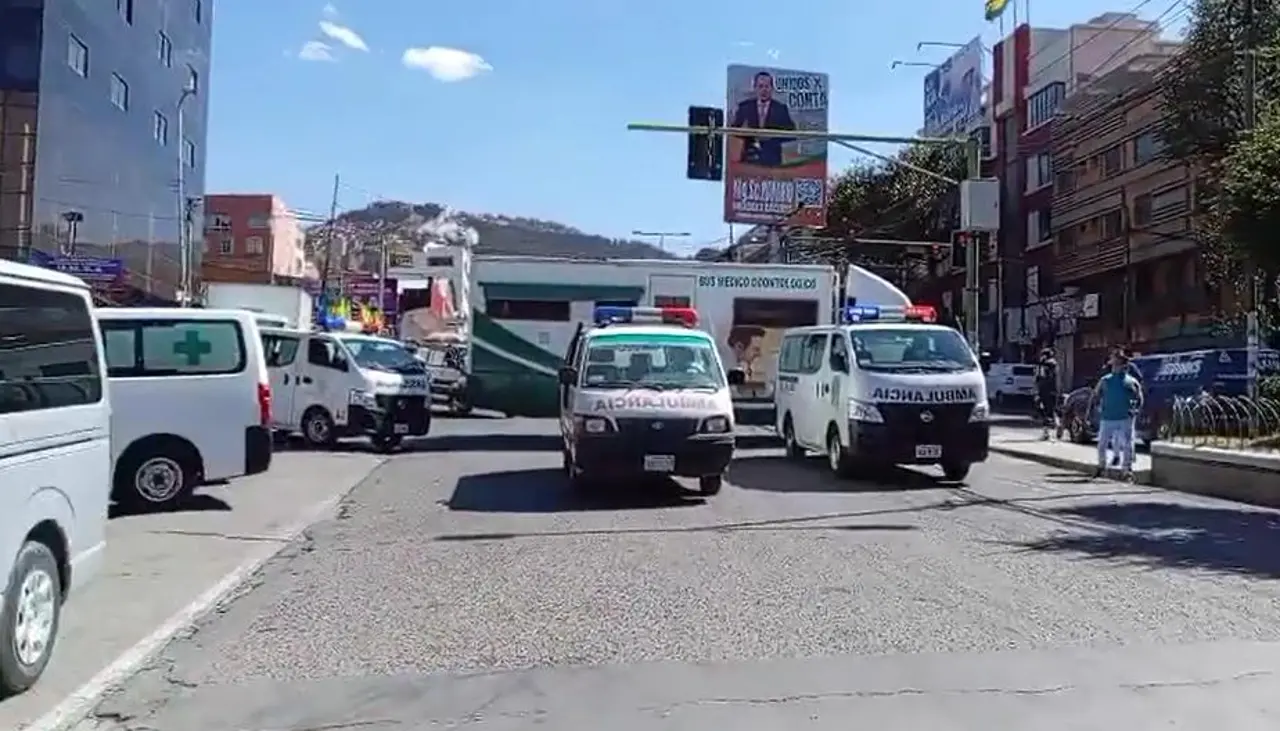 Ambulancias bloquean un surtidor en La Paz exigiendo combustible
