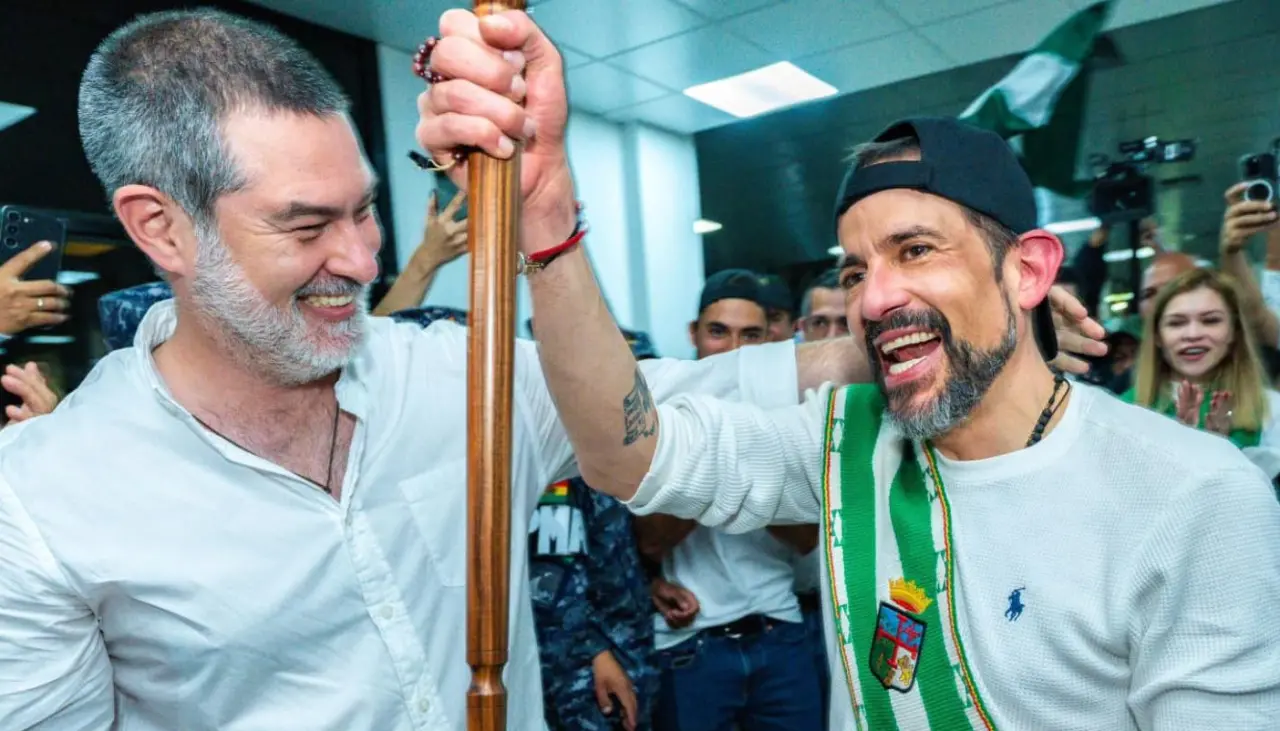 Camacho recibe el bastón de mando de manos de Zvonko y se dirige a la Casa de Gobierno