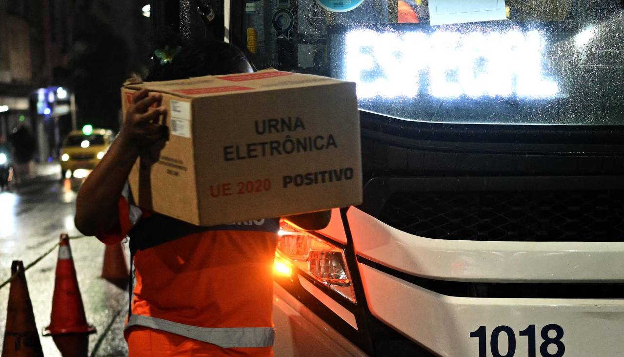 Elecciones en Brasil: Tras prórroga, cierran la votación y reanudan el conteo 