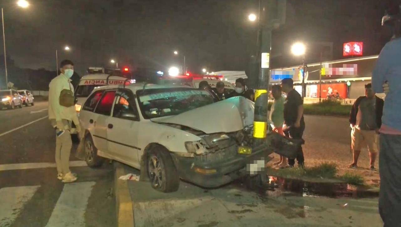 Vehículo choca contra el poste de un semáforo y deja al menos tres heridos, el conductor se resistió al arresto