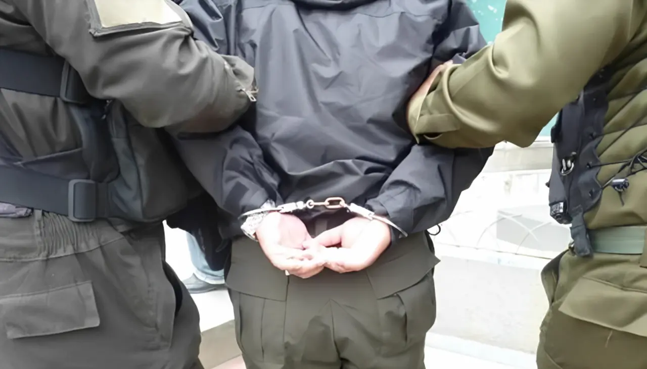 Identifican a dos menores de edad en el caso del capitán de la Policía imputado por pornografía, reporta abogado