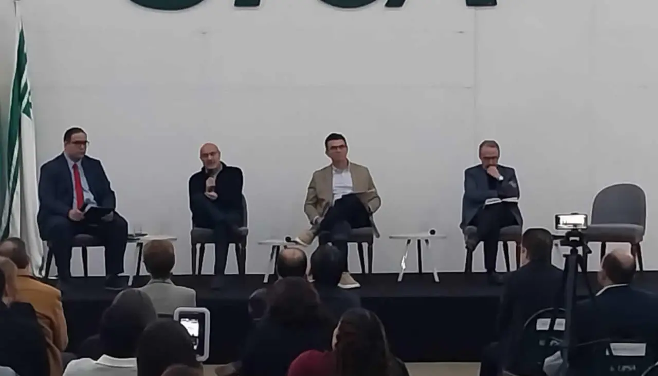 Energía e hidrocarburos, entre los temas del foro con candidatos que fue convocado por economistas 