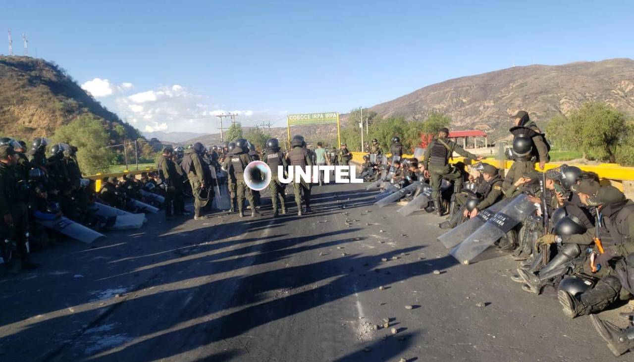 Tras un enfrentamiento con heridos, los policías y militares toman el control del puente Parotani