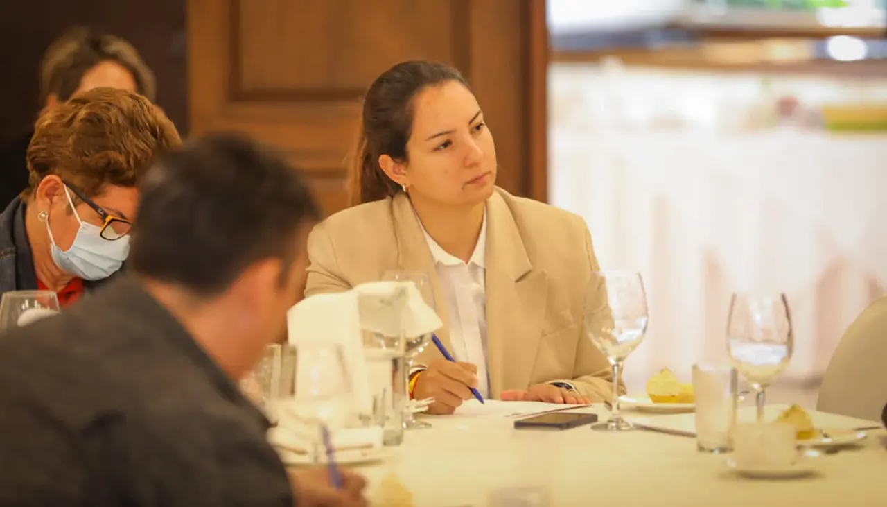 Fiscalía pedirá detención de Laura Rojas y advierte uso de pasaporte diplomático para evadir controles