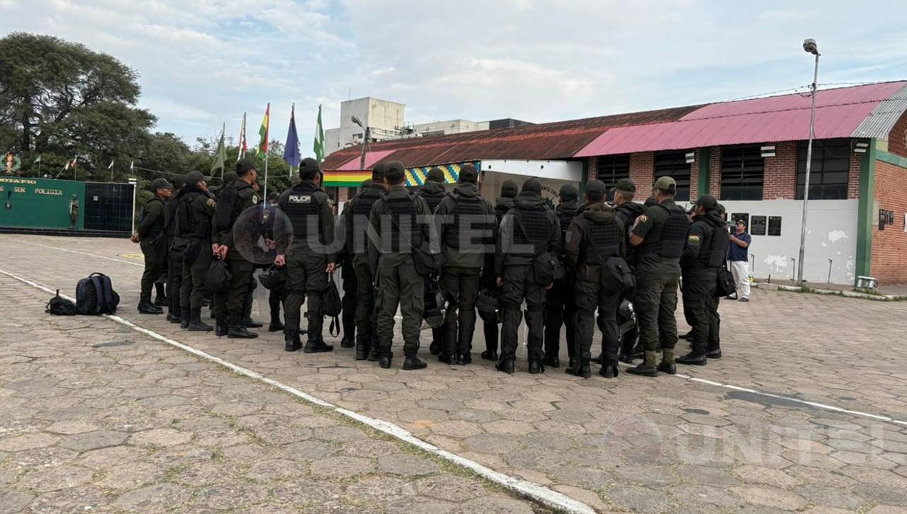 Contingente policial se moviliza hacia los valles cruceños, ruta clave para el flujo de alimentos