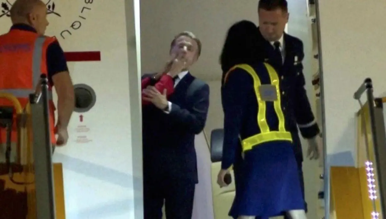 “Estábamos bromeando”, dice Macron y niega pelea con su esposa tras el manotazo que recibió