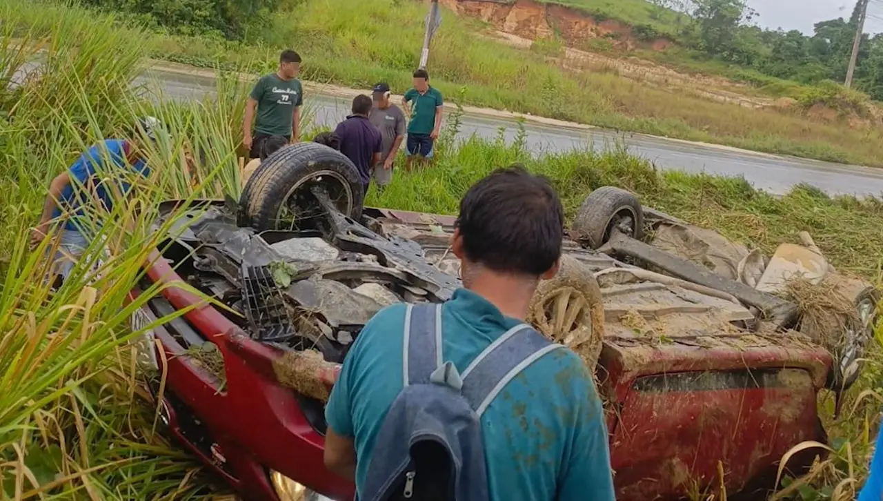 Choque entre dos vehículos deja cuatro heridos, un auto volcado y un camión encunetado