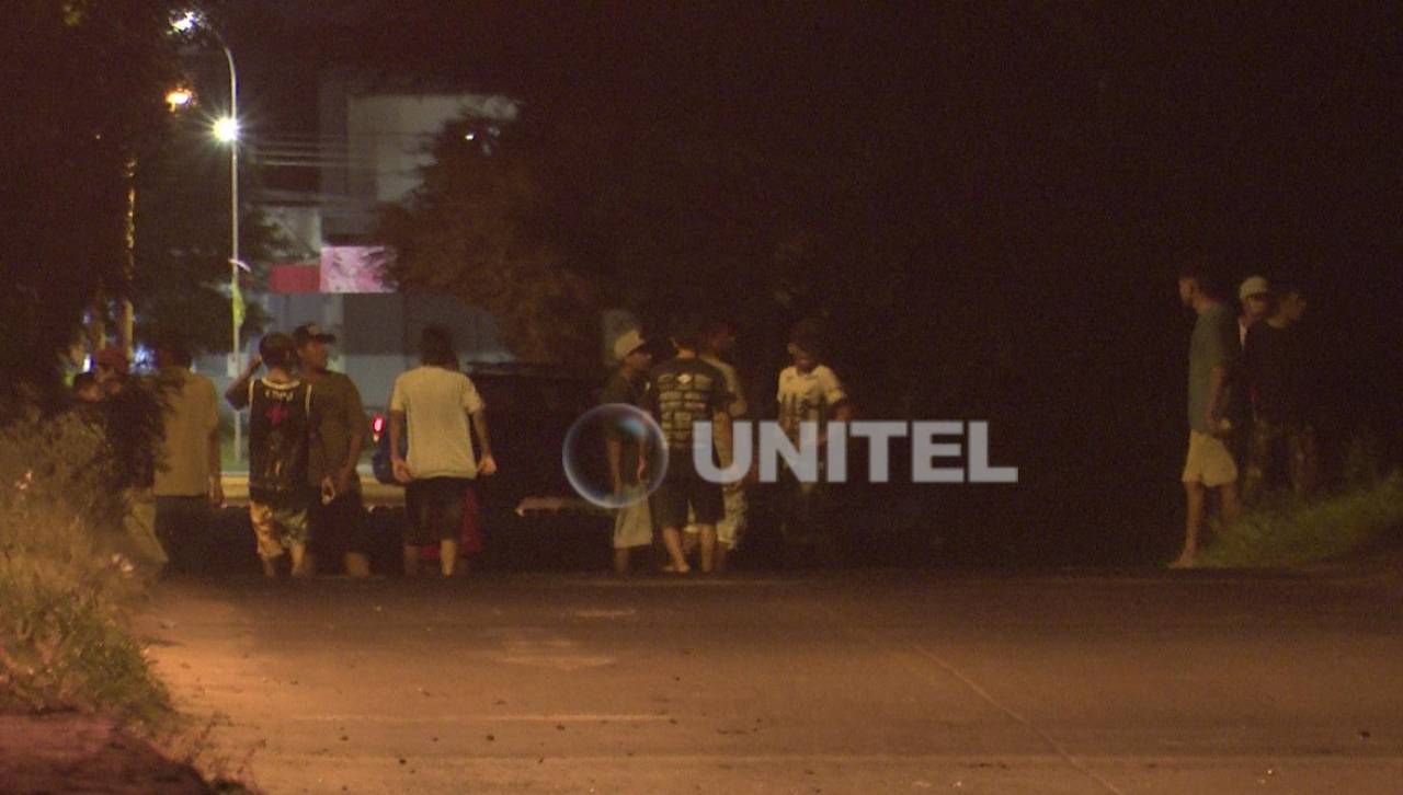 Barrabravas se enfrentan lanzándose botellas de vidrio en el Plan Tres Mil 