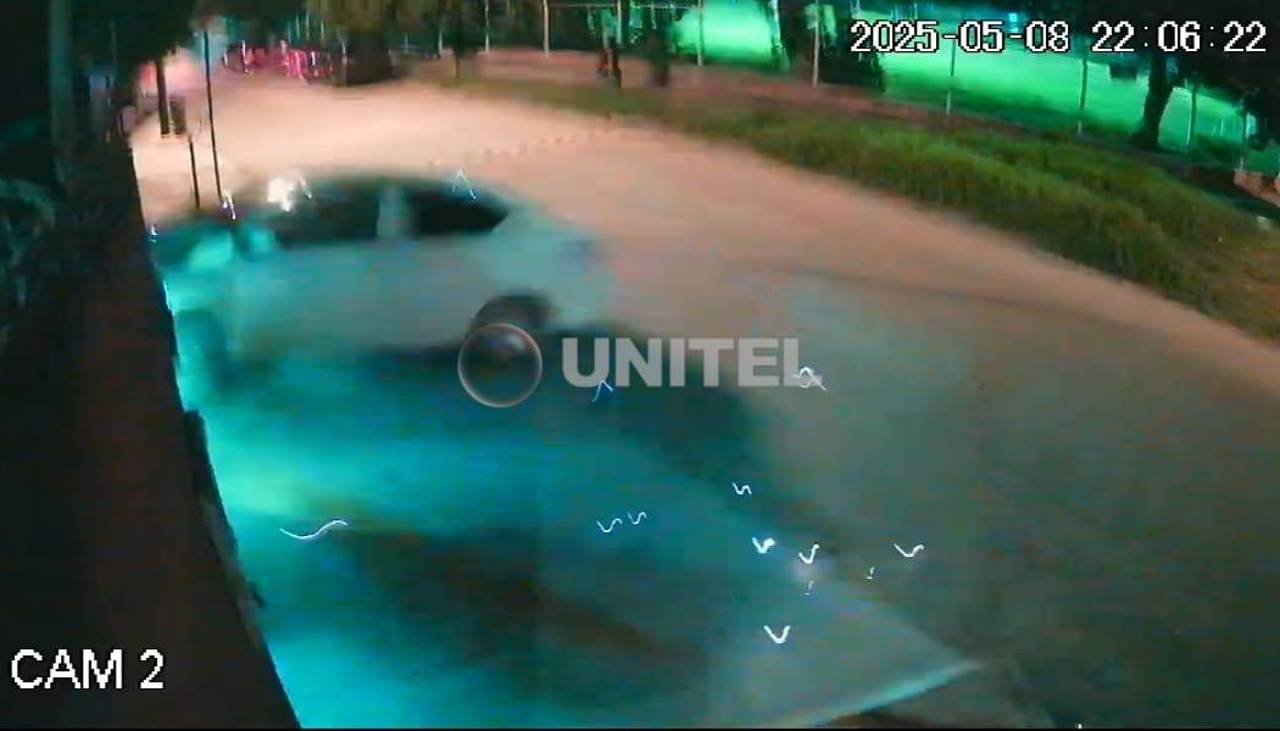 Video: Denuncian que tres sujetos en un auto atracaron a un hombre y cuando fugaban chocaron el portón de una casa