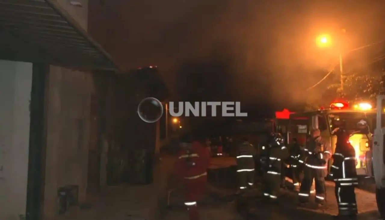 Incendio consume una carpintería por completo en Santa Cruz