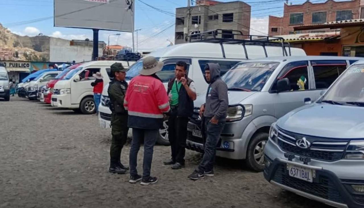Habilitan salidas al norte de La Paz tras levantarse bloqueo en la ruta a Caranavi, reporta Tránsito 