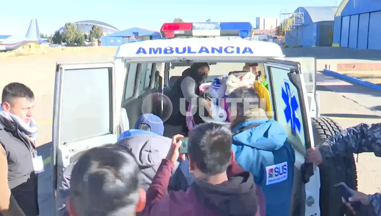 Por bloqueos, niña con cáncer es evacuada en avioneta desde Oruro a La Paz