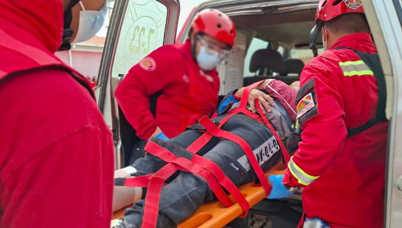 Chofer de minibús queda atrapado entre los fierros tras choque con un camión en los Yungas