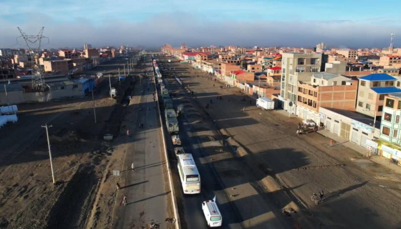 Contigente policial y militar avanza en la carretera La Paz - Oruro, pero algunos puntos vuelven a ser bloqueados 