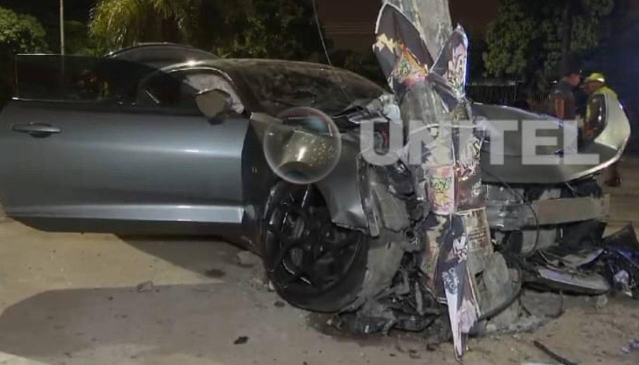 Un auto deportivo chocó contra un poste de alumbrado público en Santa Cruz de la Sierra