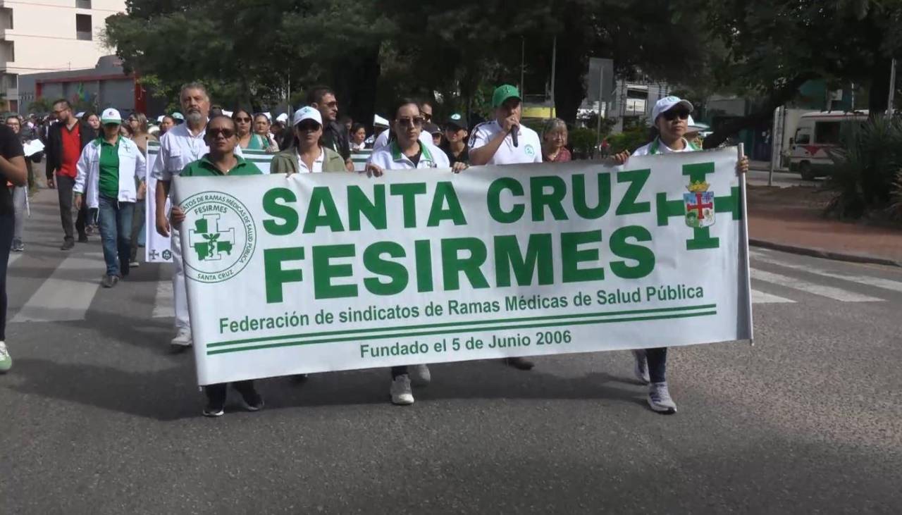 Profesionales de salud presentan 30 denuncias en contra de Jhonny Fernández ante Seguridad Social