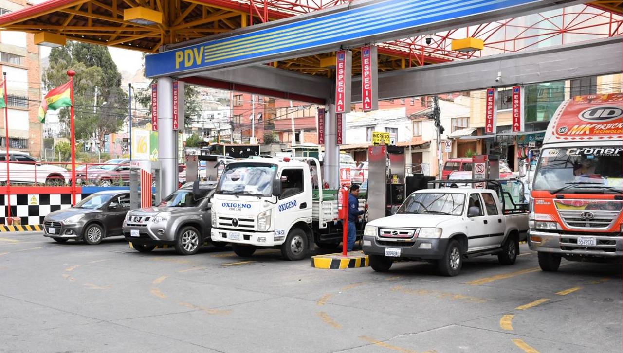 Exministro de Hidrocarburos: “Si continuamos con precios fijos del combustible, la subvención se va a mantener”