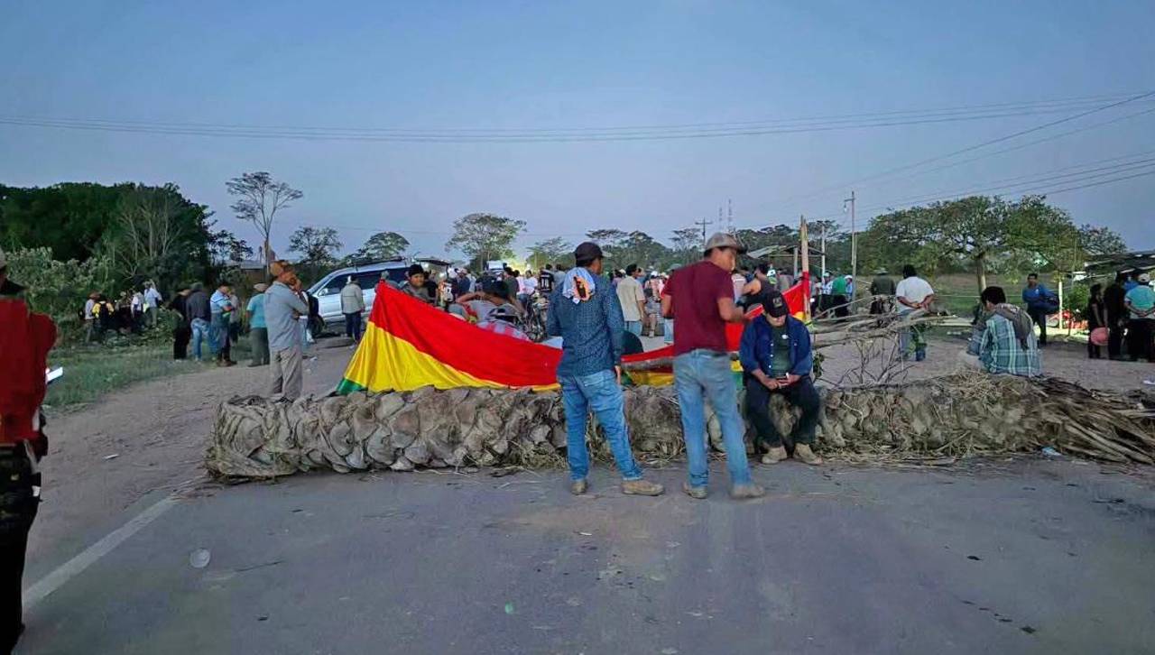 El bloqueo por el diésel paraliza el transporte y causa perjuicios en la ruta Santa Cruz - Trinidad