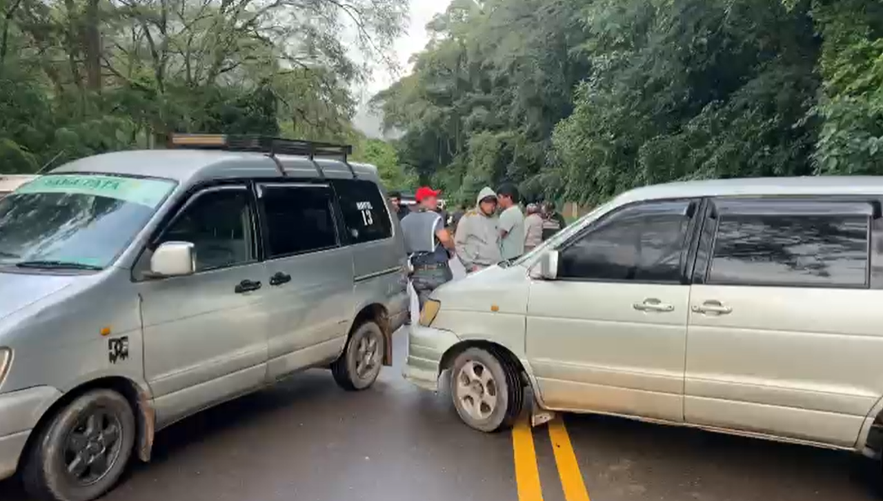 Transportistas bloquean en ruta a los valles cruceños; exigen refacción en carreteras