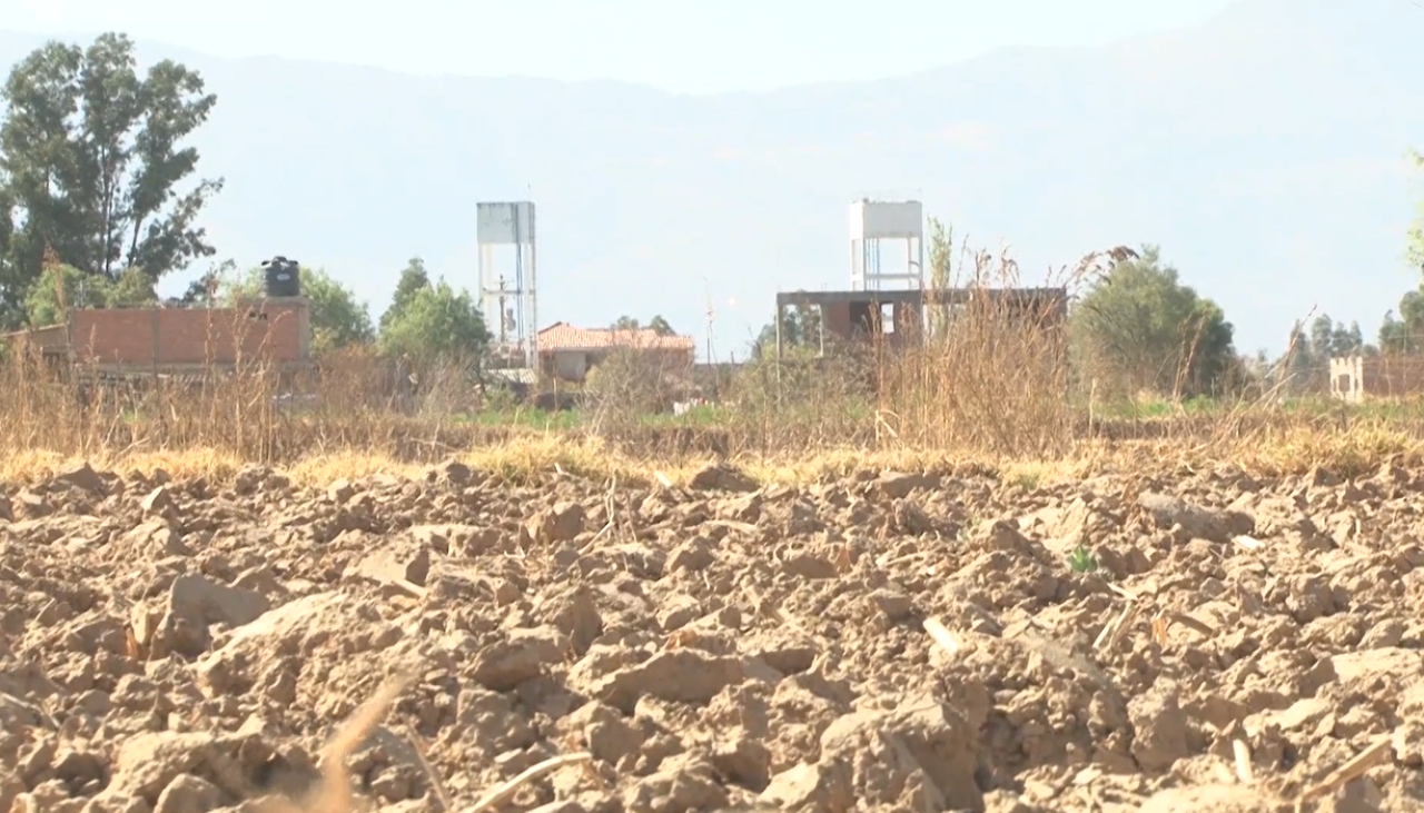 Coordinan la construcción de tanques para almacenar agua de lluvia ante crisis hídrica en Cochabamba