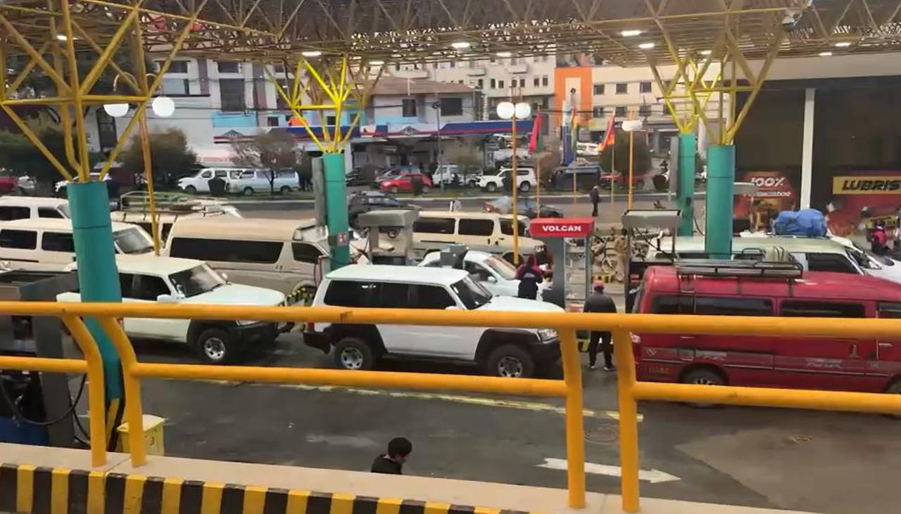 Cisternas con gasolina y GLP llegan a La Paz en medio de largas filas de transportistas