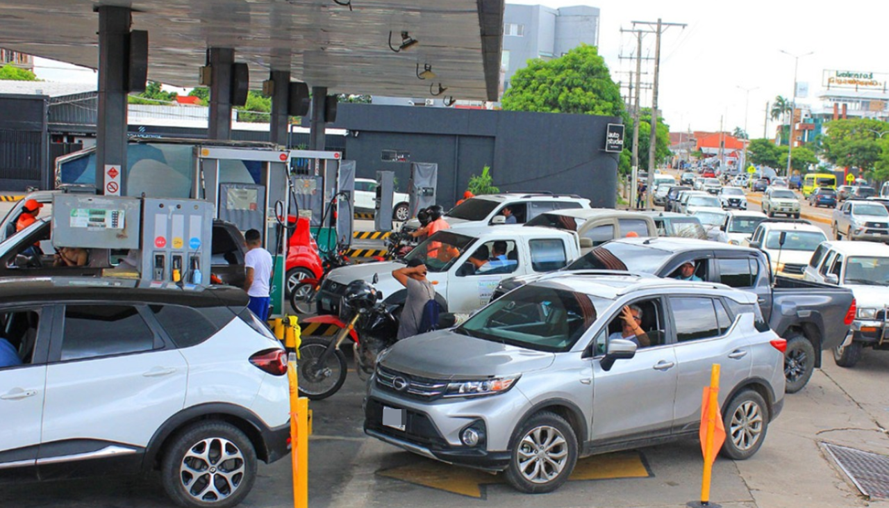 Asosur: YPFB no cubre demanda de combustible en Santa Cruz y hay más de 100 cisternas varadas sin descargar