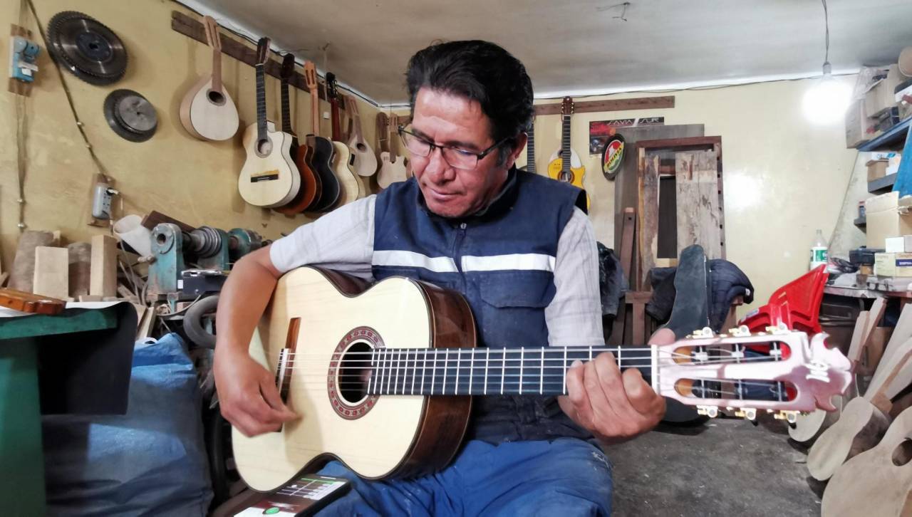 Boliviano de Oro: Agustín Mamani, el talentoso y creativo constructor de guitarras 