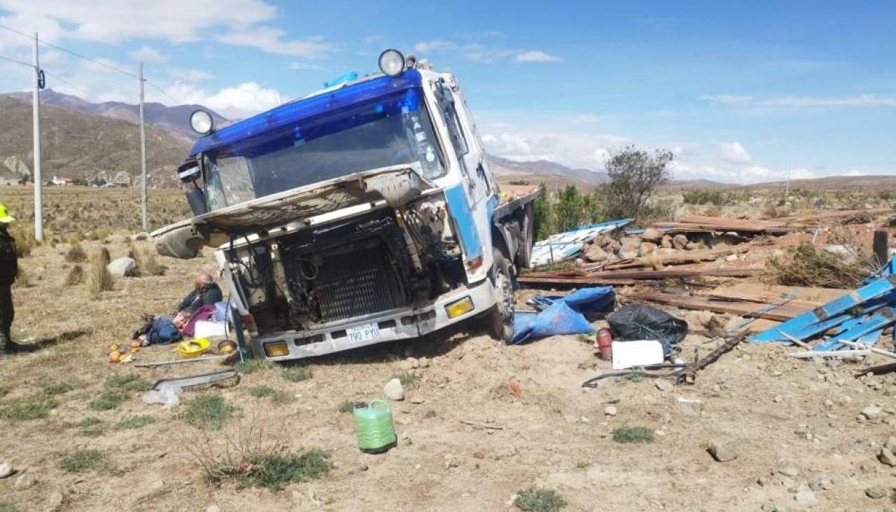 Hombre de la tercera edad sobrevive a aparatoso accidente en la ruta Potosí – Sucre