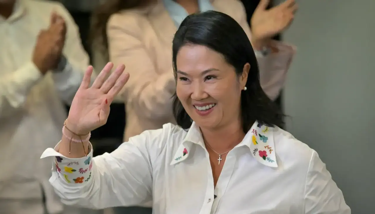 Keiko Fujimori celebra ventaja electoral con simpatizantes mientras el conteo continúa