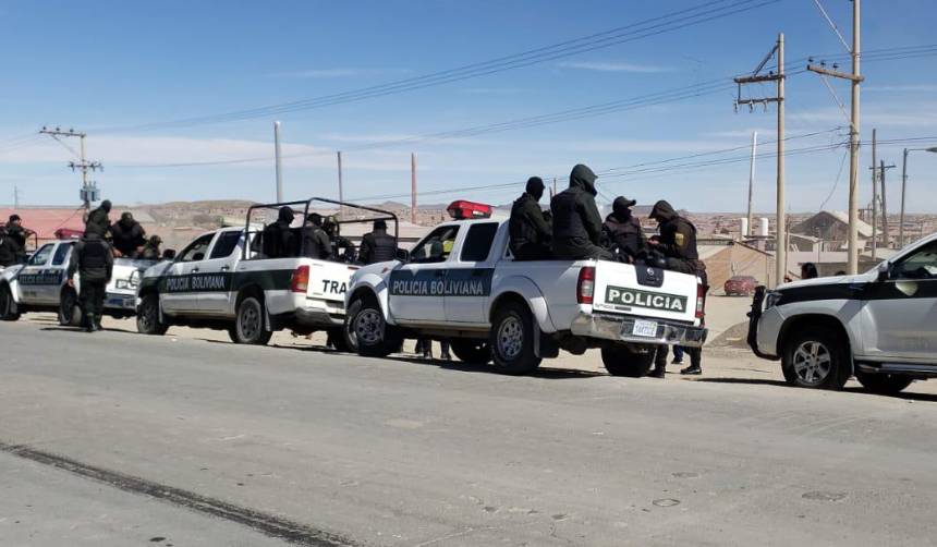 Contingente de policías y militares se dirige a Llallagua para nuevo intento de desbloqueo tras la muerte de tres uniformados