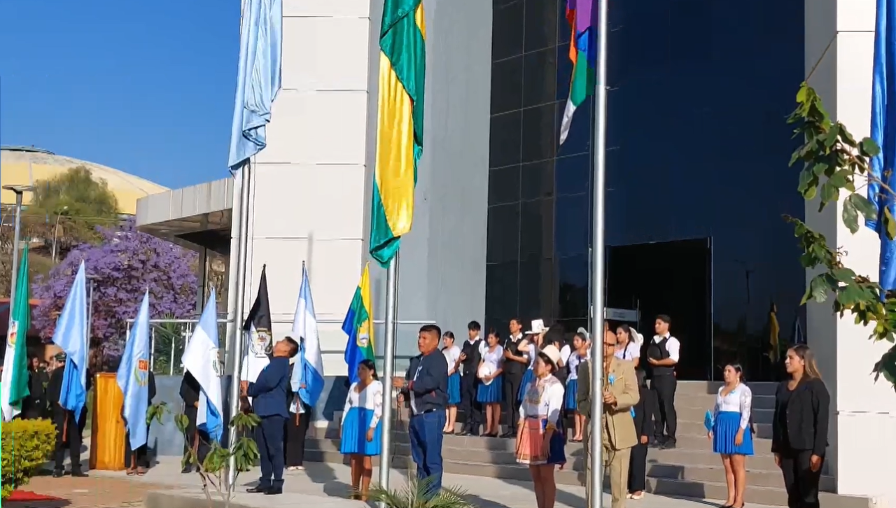 Cochabamba celebra el Día del Himno Departamental con una iza de banderas
