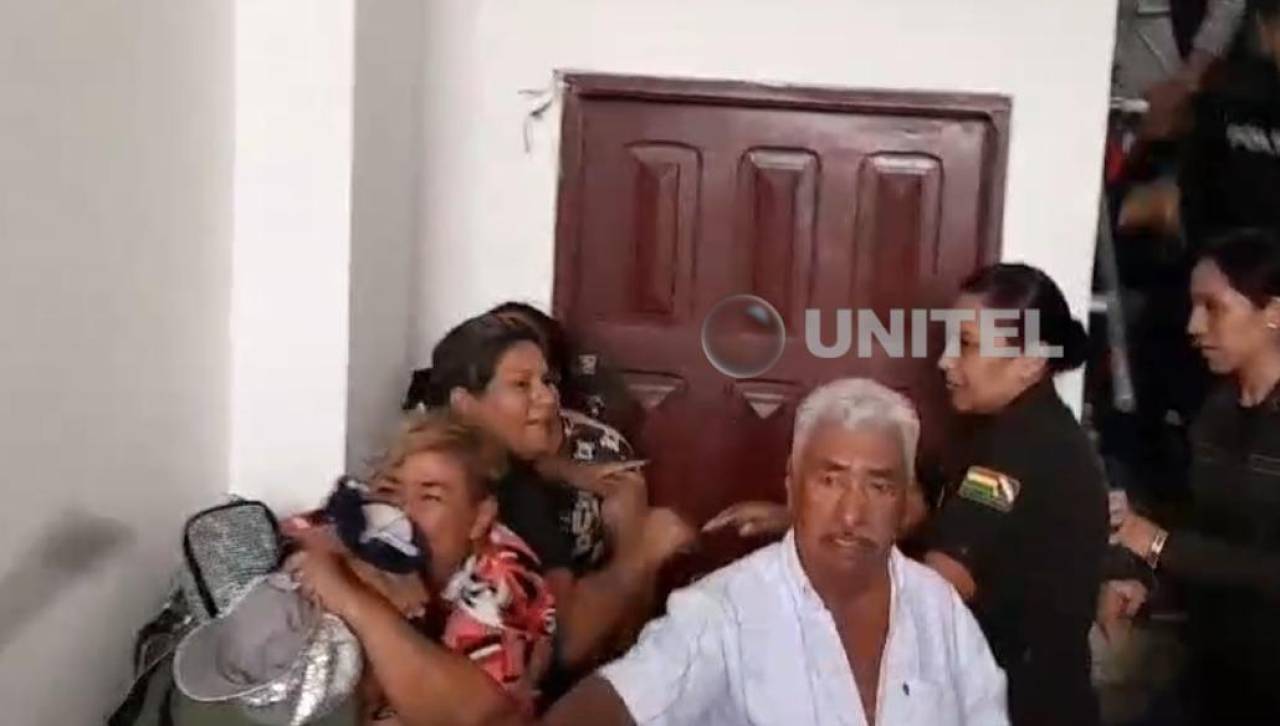 Madres golpean a una ‘tía’ acusada de agresiones a niños en una guardería cruceña