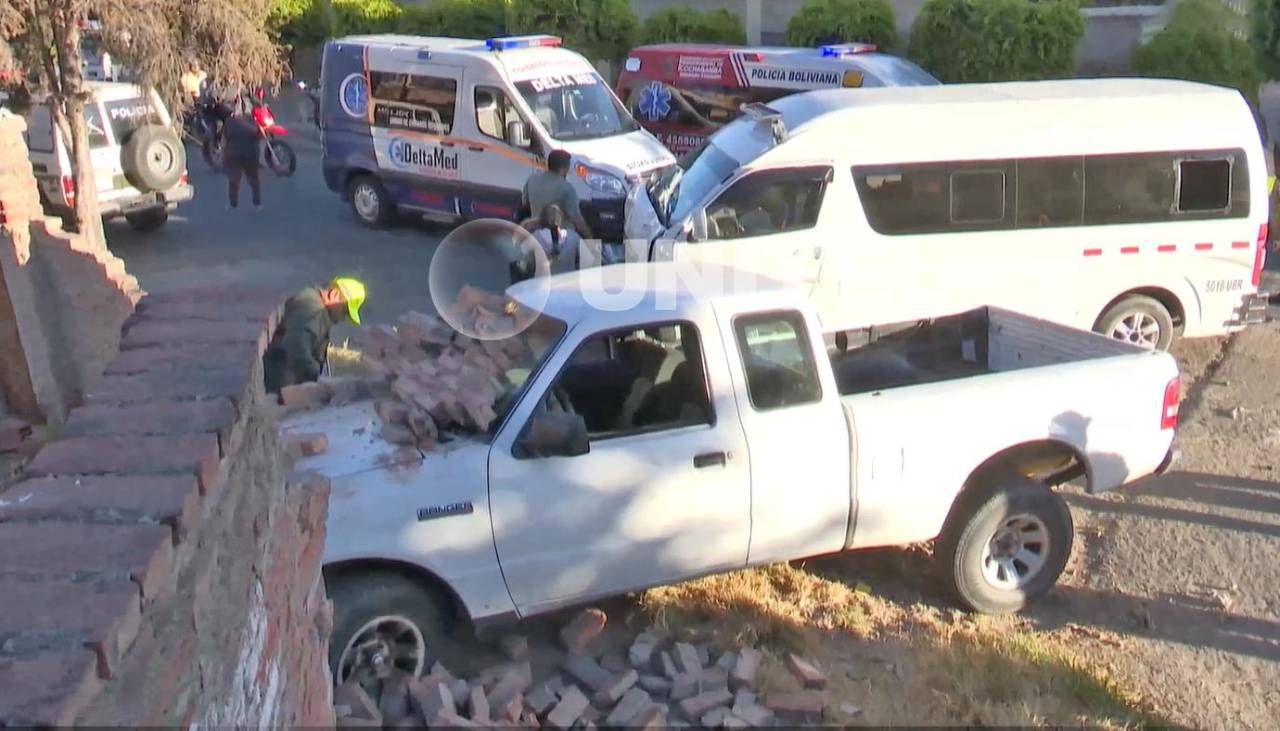 Camioneta impacta contra el muro de una vivienda tras chocar con un minibús