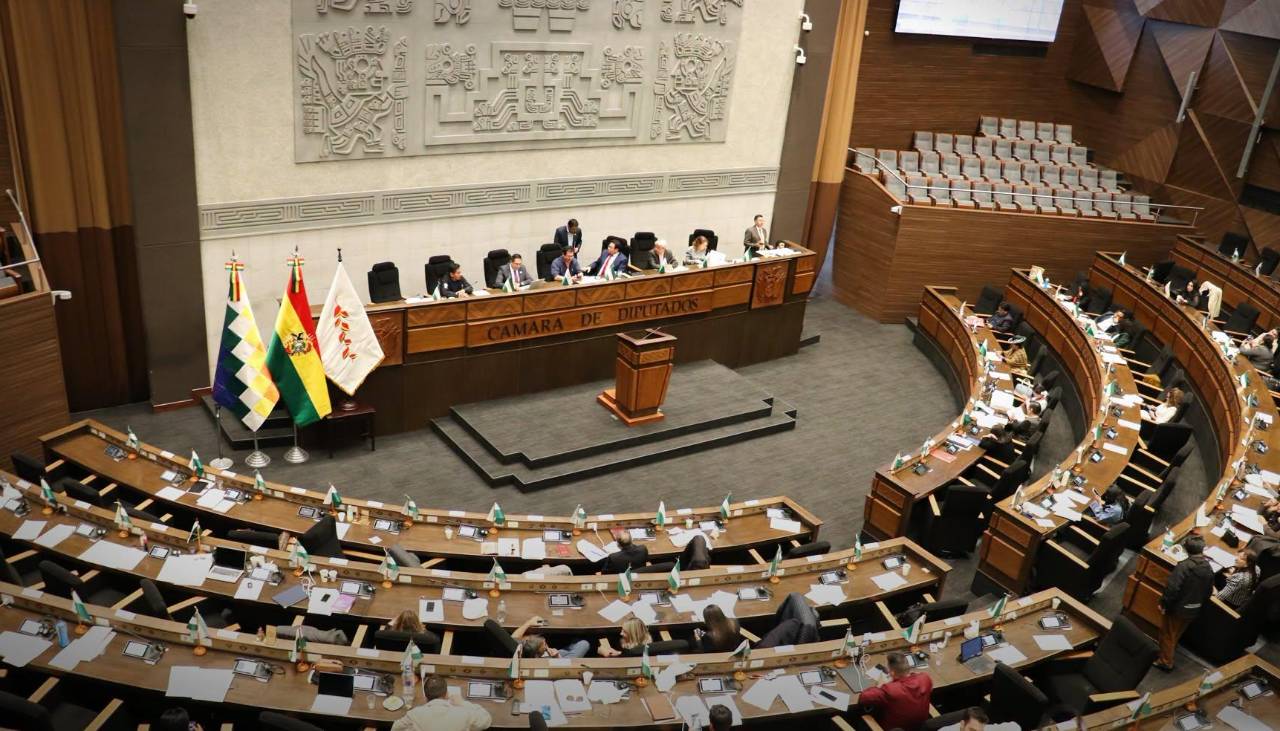 Asamblea Legislativa trata la suspensión de Roger Mariaca como fiscal general del Estado