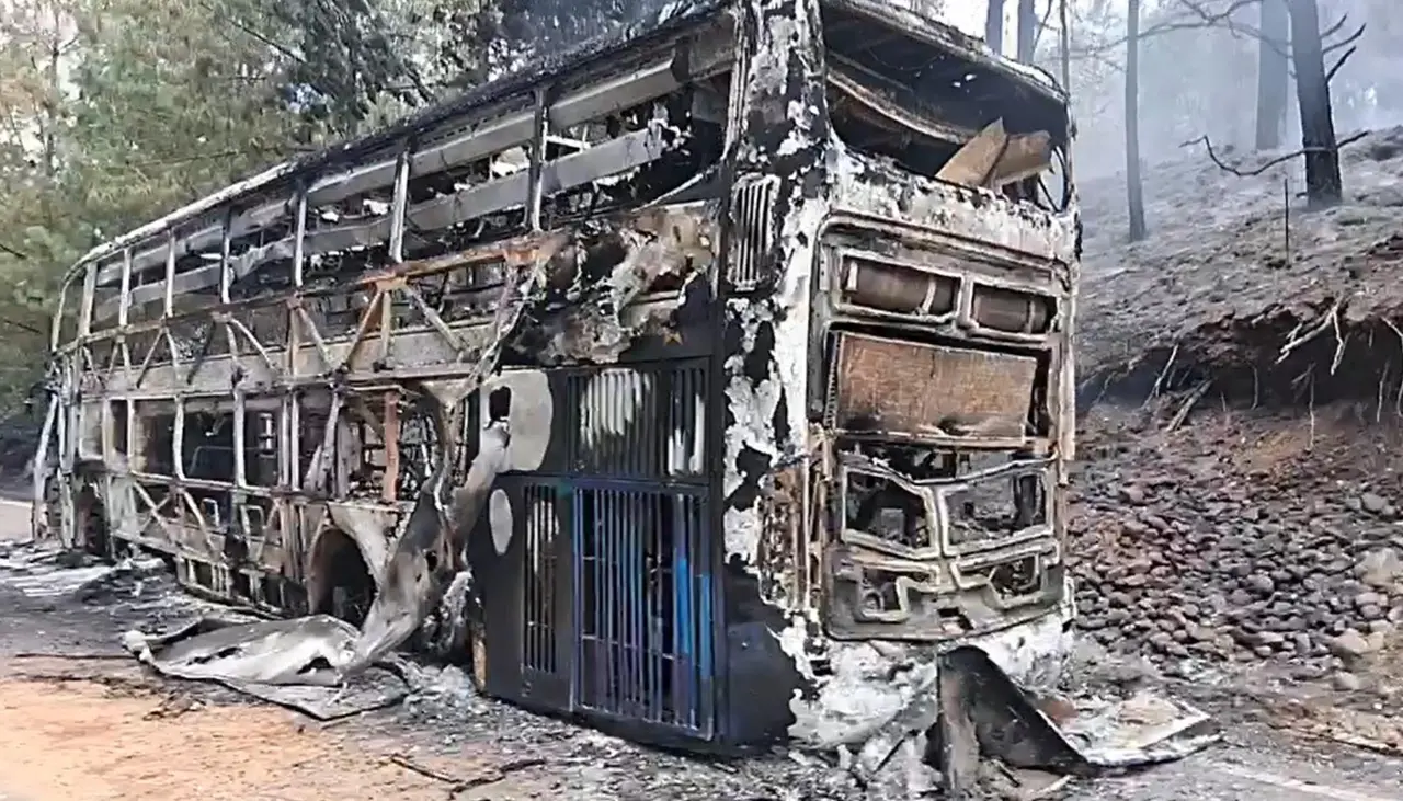 Ardió en plena ruta un bus que transportaba militares de Cochabamba a Sucre para los actos del Bicentenario; no hay heridos