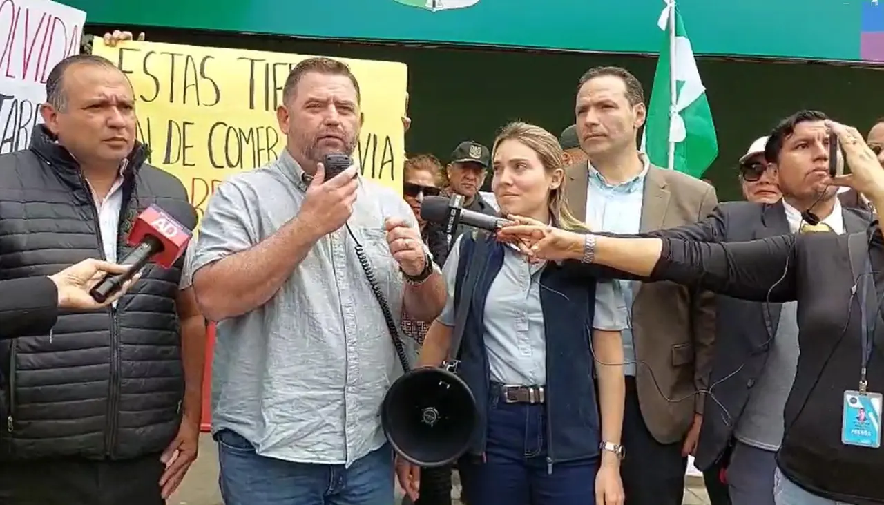 Protesta llega al Comando de la Policía en Santa Cruz para exigir que se capture a avasalladores