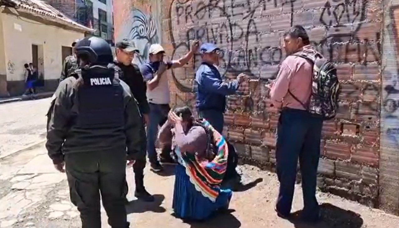 Evistas intentan tomar la Federación de Campesinos de Cochabamba y protagonizan un enfrentamiento con la Policía