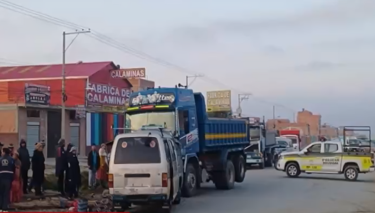 Fatal accidente: Dos muertos y dos heridos por el choque entre un minibús y un camión en la ruta El Alto - Viacha